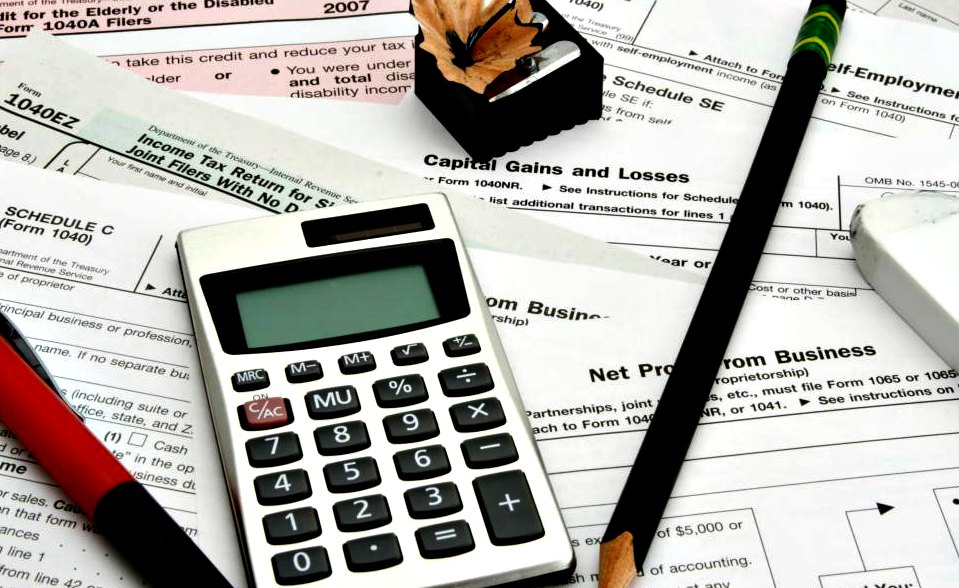The Benefits of Hiring a Tax Preparation Specialist or Accounting Firm to File Your Tax Return